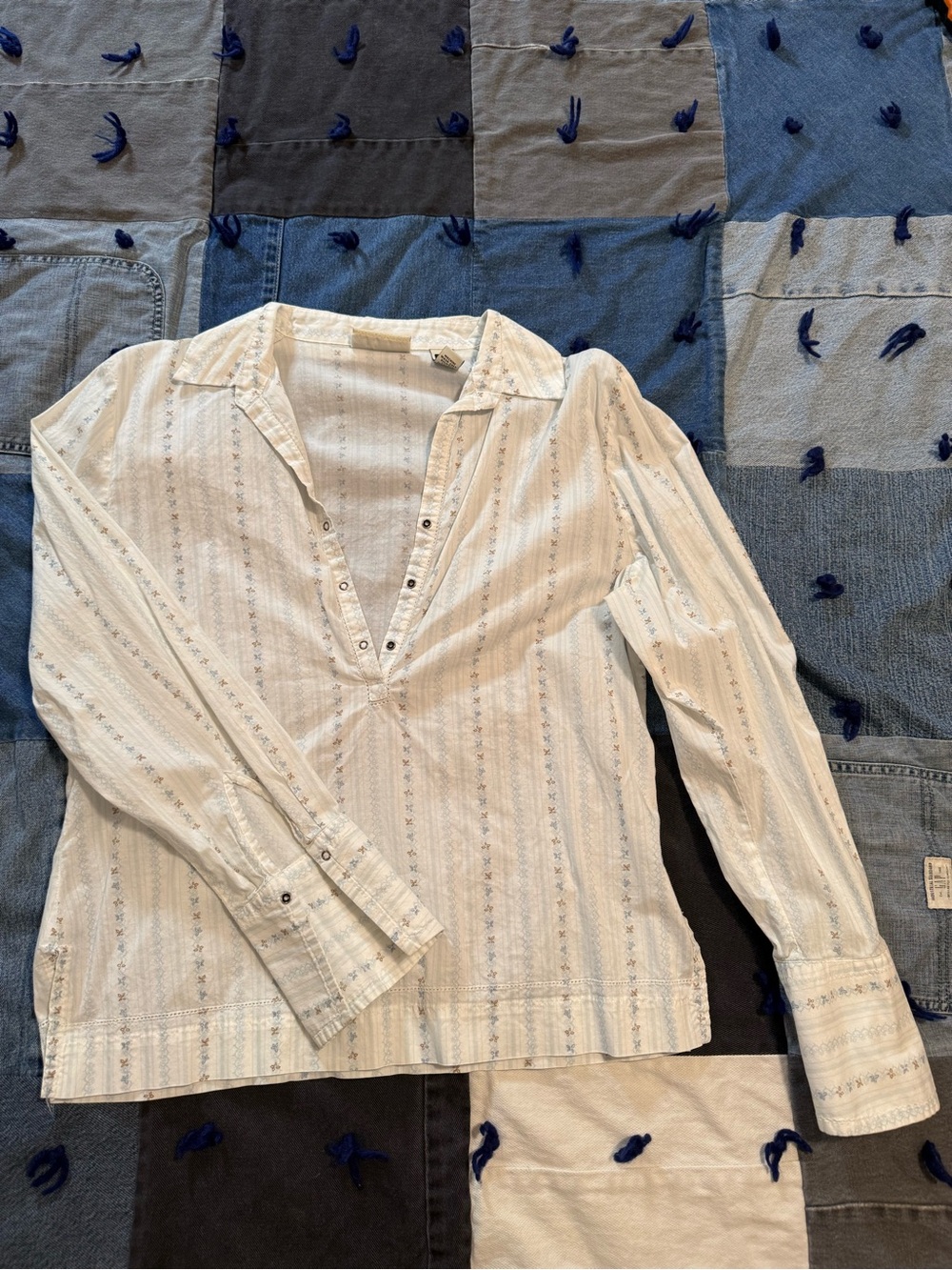 M Marsh Landing Women’s White Striped Popover Blouse with Subtle Blue Motif